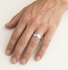 Elegantní snubní prsten z bílého zlata s kontrastní povrchovou úpravou