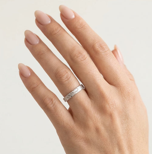 Bague de mariage en or blanc avec finition haute brillance et mate.