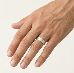 Matný snubní prsten z bílého zlata s pozlaceným gravírováním