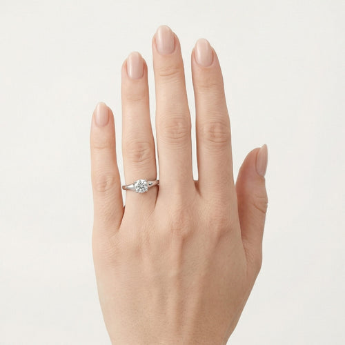 Bague simple en argent avec sertissage à quatre griffes