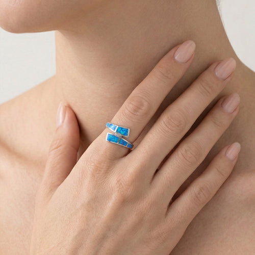 Kroucený prsten s modrým opálem