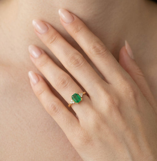 Bague en or jaune avec diamant et émeraude