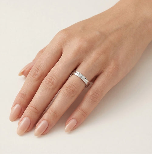 Anillo de boda de oro blanco con línea pulida plana