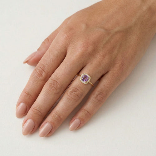 Anillo de oro con amatista tipo cojín