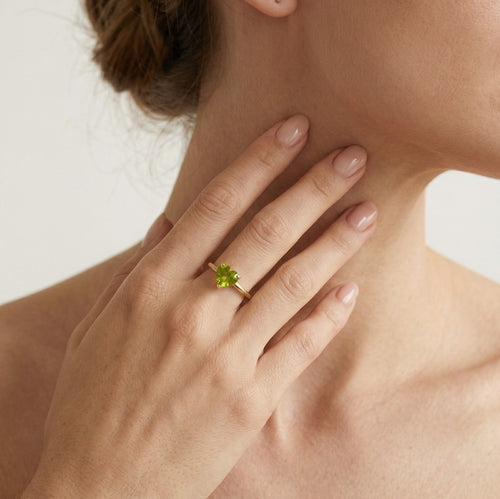 Bague en or jaune avec pierre de moldavite en forme de cœur