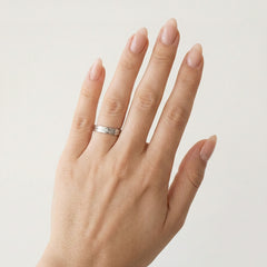 Bague de mariage fine en or blanc