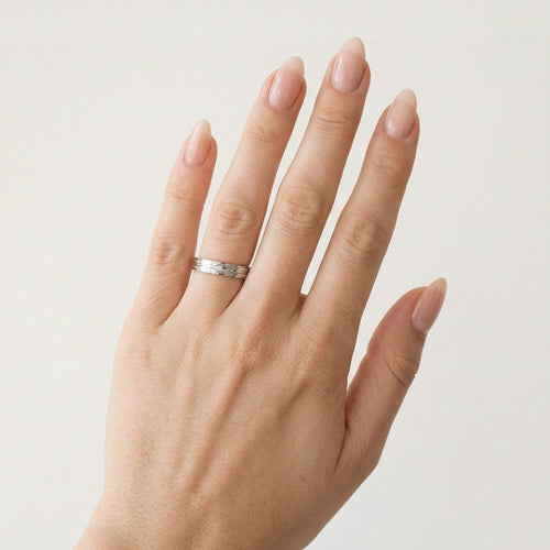 Bague de mariage fine en or blanc