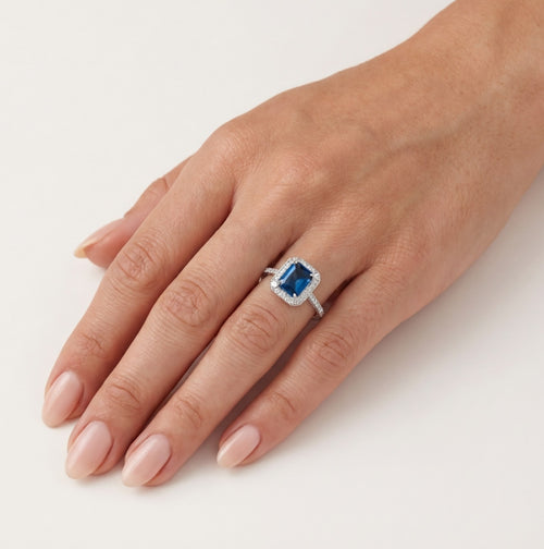 Silberner Halo-Ring mit quadratischem synthetischem Saphir