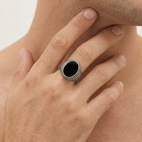 Ručně vyrobený pánský prsten s oválným onyxem