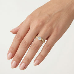 Bague asymétrique en or jaune avec zircone cubique