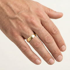 Bague en or poli décorée