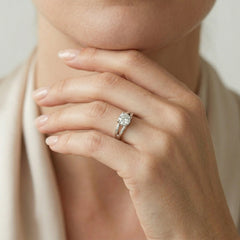 Klassischer Weißgoldring mit sichtbarem Zirkonia