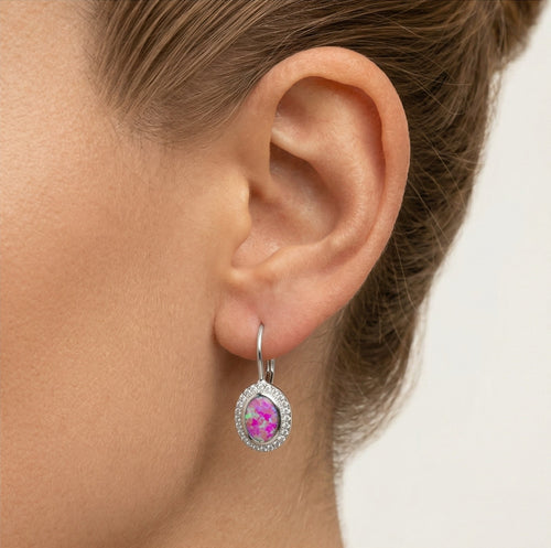 Boucles d'oreilles à levier en or avec opale rose ovale sertie.