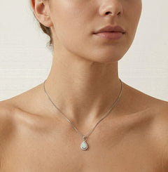 Jemný přívěsek s opálem ve tvaru slzy 