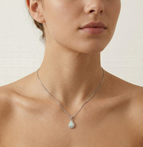 Jemný přívěsek s opálem ve tvaru slzy 