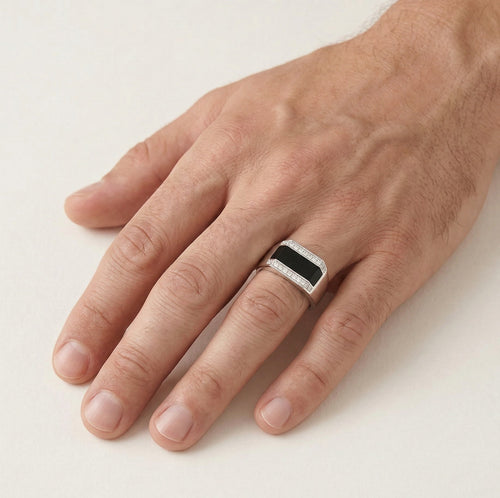 White gold ring with Onyx and diamonds