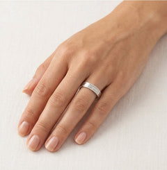 Bague de mariage en or blanc avec pierre taille baguette