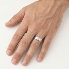 Breiter Weißgold-Ehering mit Gravur