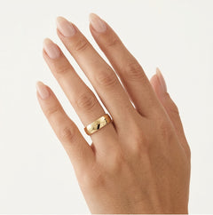 Bagues de mariage en or jaune gravées.