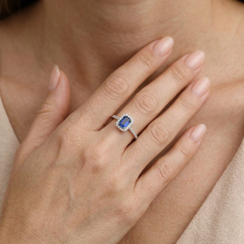 Bague royale en or blanc avec diamant et saphir