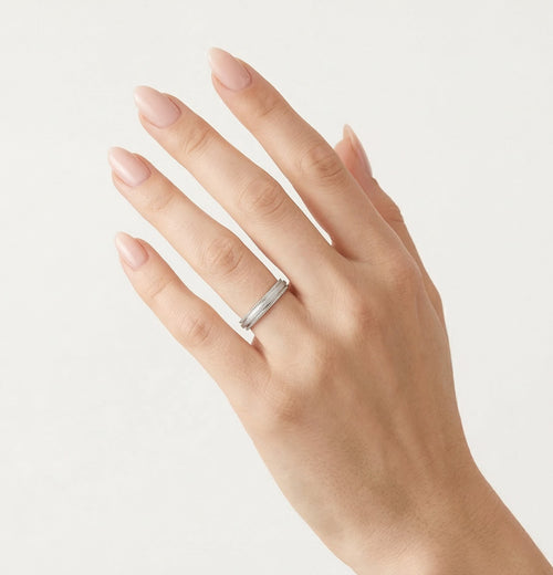 Alliance en or blanc mat avec côtés uniques