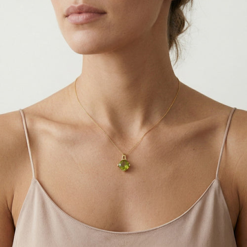 Colgante Reverie Radiante en Oro Amarillo con Piedra Moldavita Corte Cojín