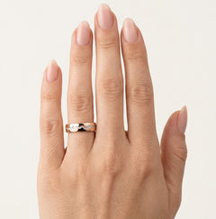 Alliance en or rose avec sertissage en canal rhodié