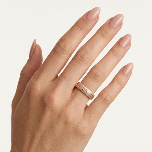 Alliance en or rose avec diamant