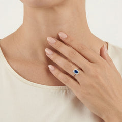 Prsten z bílého zlata s královským safírem a zirkony