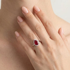 Ring aus Sterlingsilber mit tropfenförmigem Rubin und runden Zirkonia