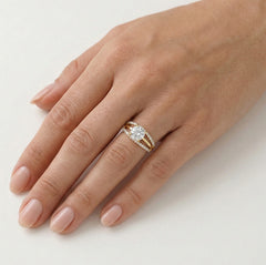 Bague en or à trois lignes accent.