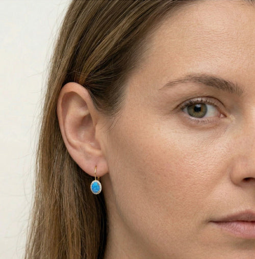Ovale Halo-Ohrringe aus Gold mit blauem Opal