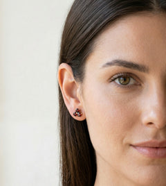 Zlaté náušnice se třemi kuličky granátu