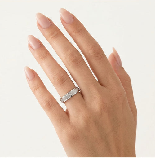 Bague de mariage en or blanc avec centre mat.