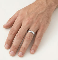 Bague en or blanc avec finition scintillante