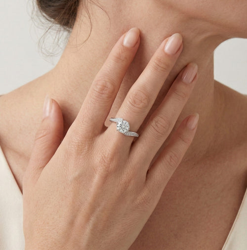 Bague torsadée à six griffes avec zircon cubique