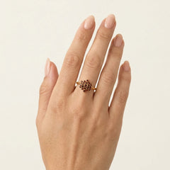 Zlatý prsten se zářivým kulatým granátem