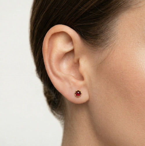 Garnet yellow gold earrings with crown details