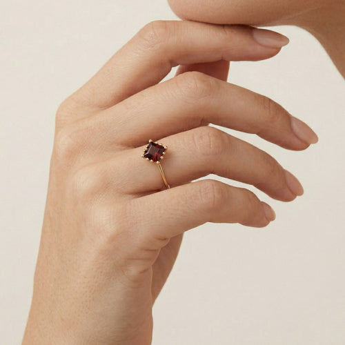 Spezialring aus Gelbgold mit Solitär-Granat