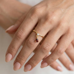 Bague goutte en grenat taille poire avec zirconiums cubiques