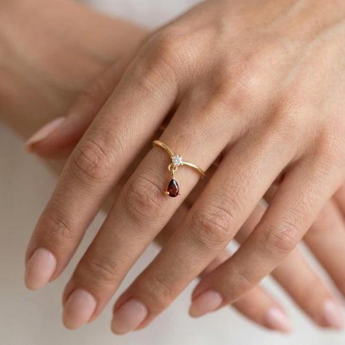 Bague goutte en grenat taille poire avec zirconiums cubiques