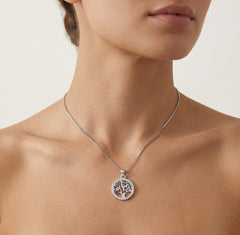 Drobný přívěsek ve tvaru stromu života