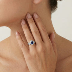 Bague sophistiquée en or blanc avec pierre précieuse