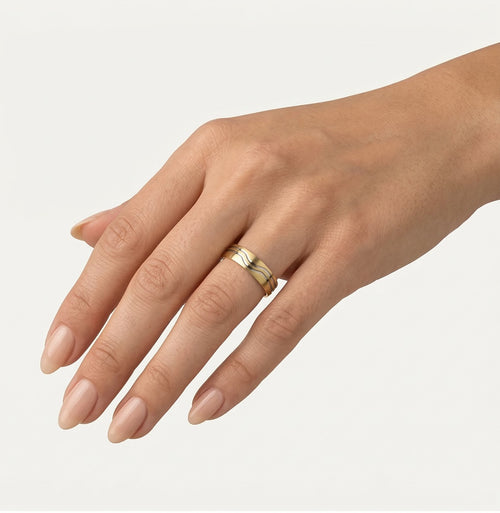 Alliance en or jaune avec lignes en rhodium