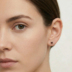 Puces d’oreilles simples en or jaune avec grenat solitaire