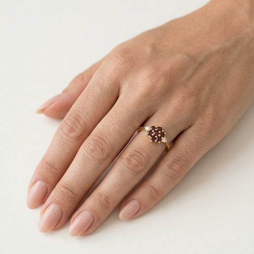 Anillo de flor de granate en oro amarillo