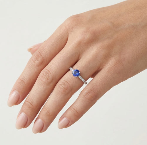 Třpytivý prsten z bílého zlata s diamanty a tanzanitem