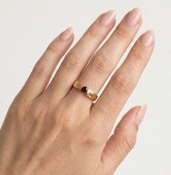 Schicker Goldring mit spannungsgefasstem Granat