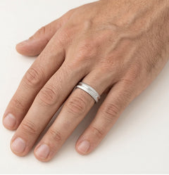 Klassischer Ehering aus Weißgold