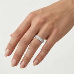 Bague en or blanc avec rangées horizontales de zircones cubiques